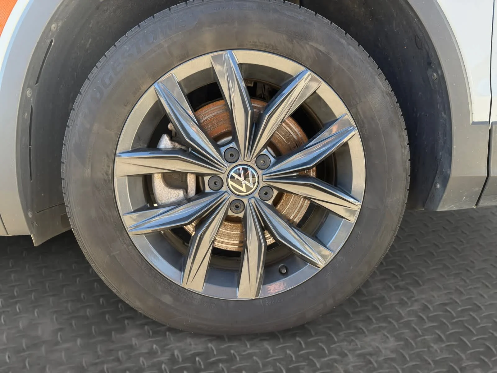 Used 2024 Pure White Volkswagen SE image 9