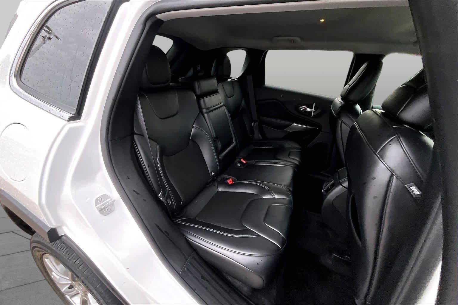 Used 2019 Bright White Clearcoat Jeep Latitude Plus image 20