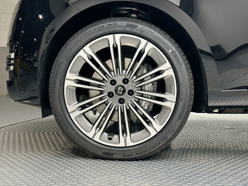 New 2027 Santorini Black Land Rover SE image 5
