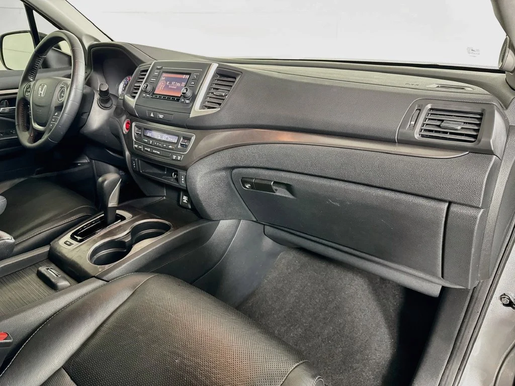 Used 2017 Modern Steel Metallic Honda RTL image 34