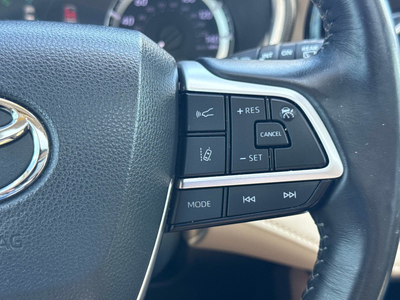 Used 2023 Wind Chill Pearl Toyota XLE image 30