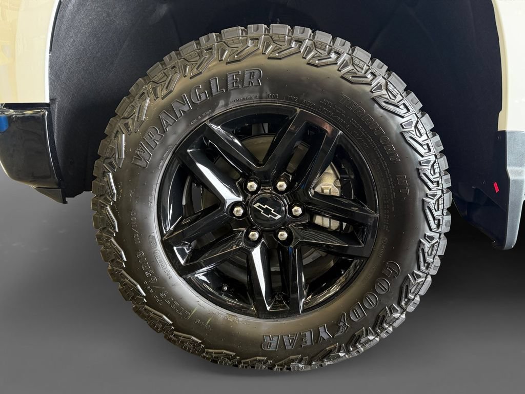 New 2026 Summit White Chevrolet Custom Trail Boss image 15