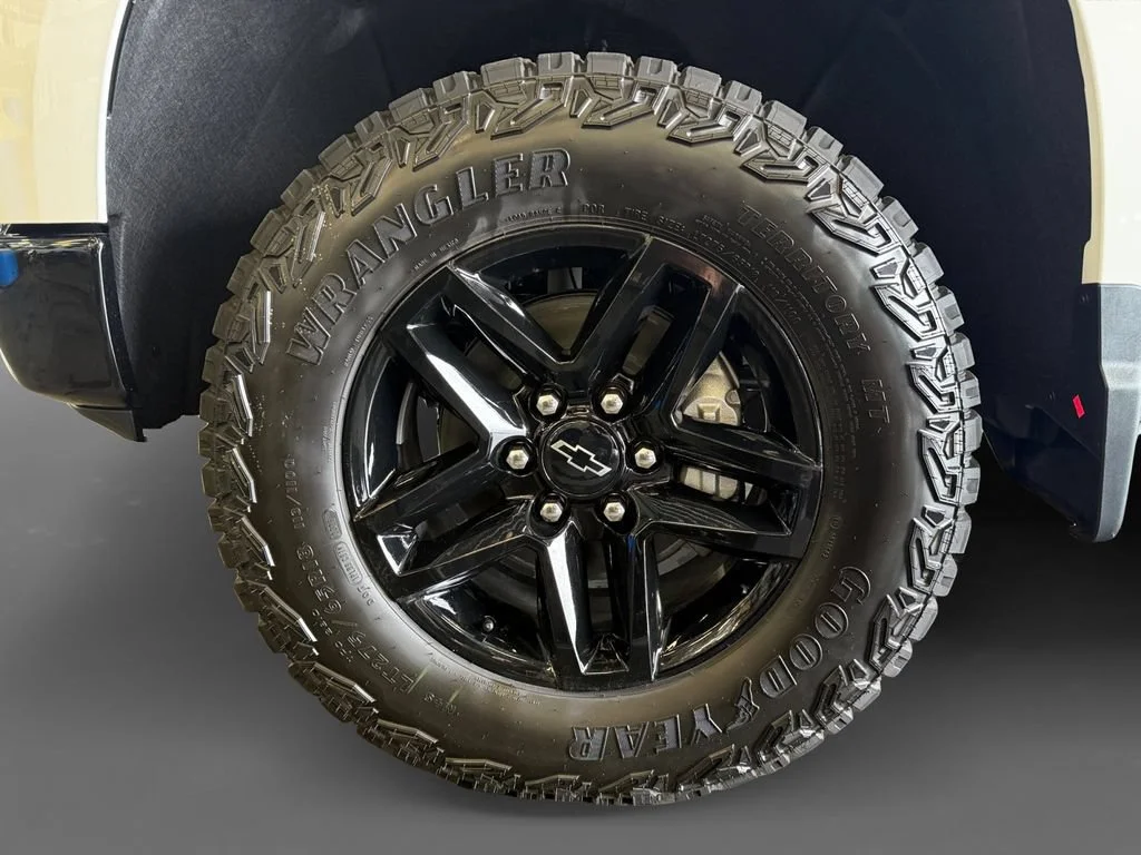 New 2026 Summit White Chevrolet Custom Trail Boss image 15