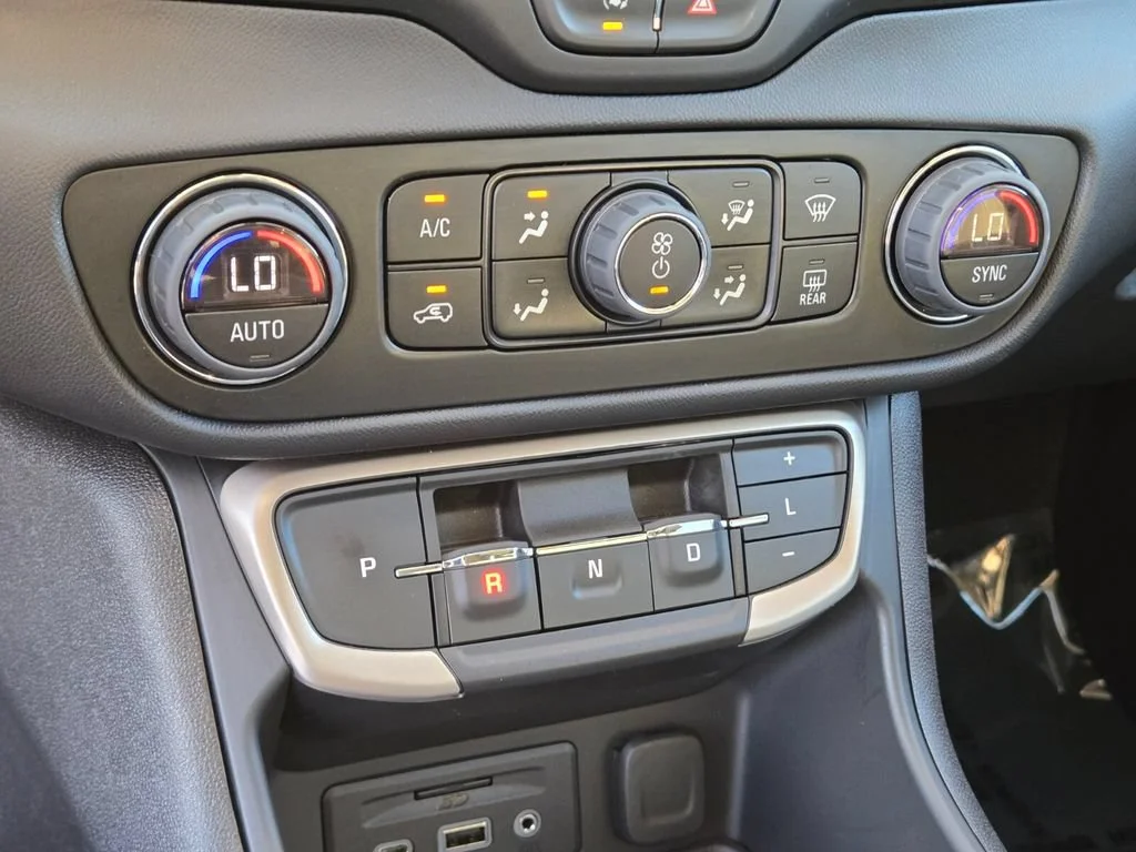 Used 2023 WHITE FROST TRICOAT GMC Denali image 21