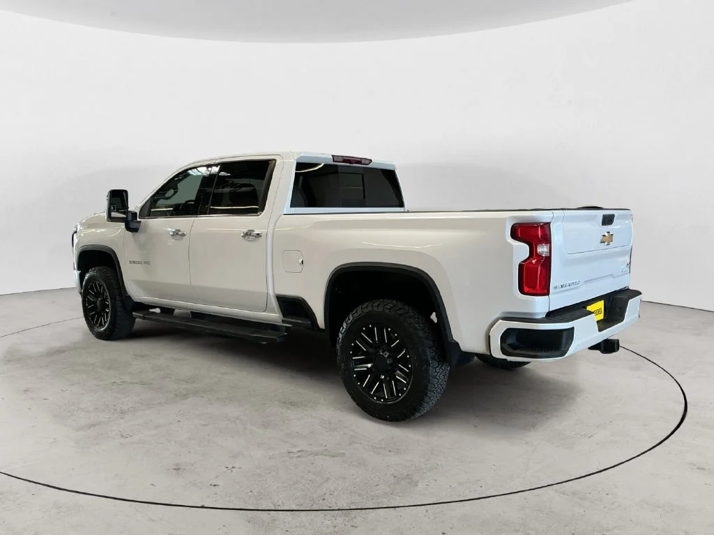 Used 2022 Iridescent Pearl Tricoat Chevrolet High Country image 11