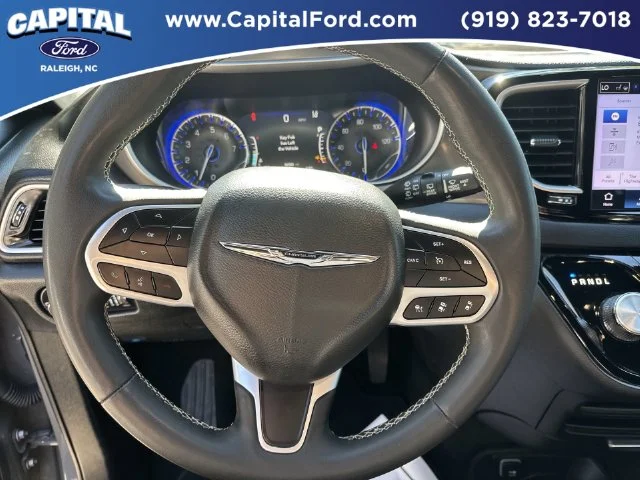 Used 2025 White Chrysler Select image 24