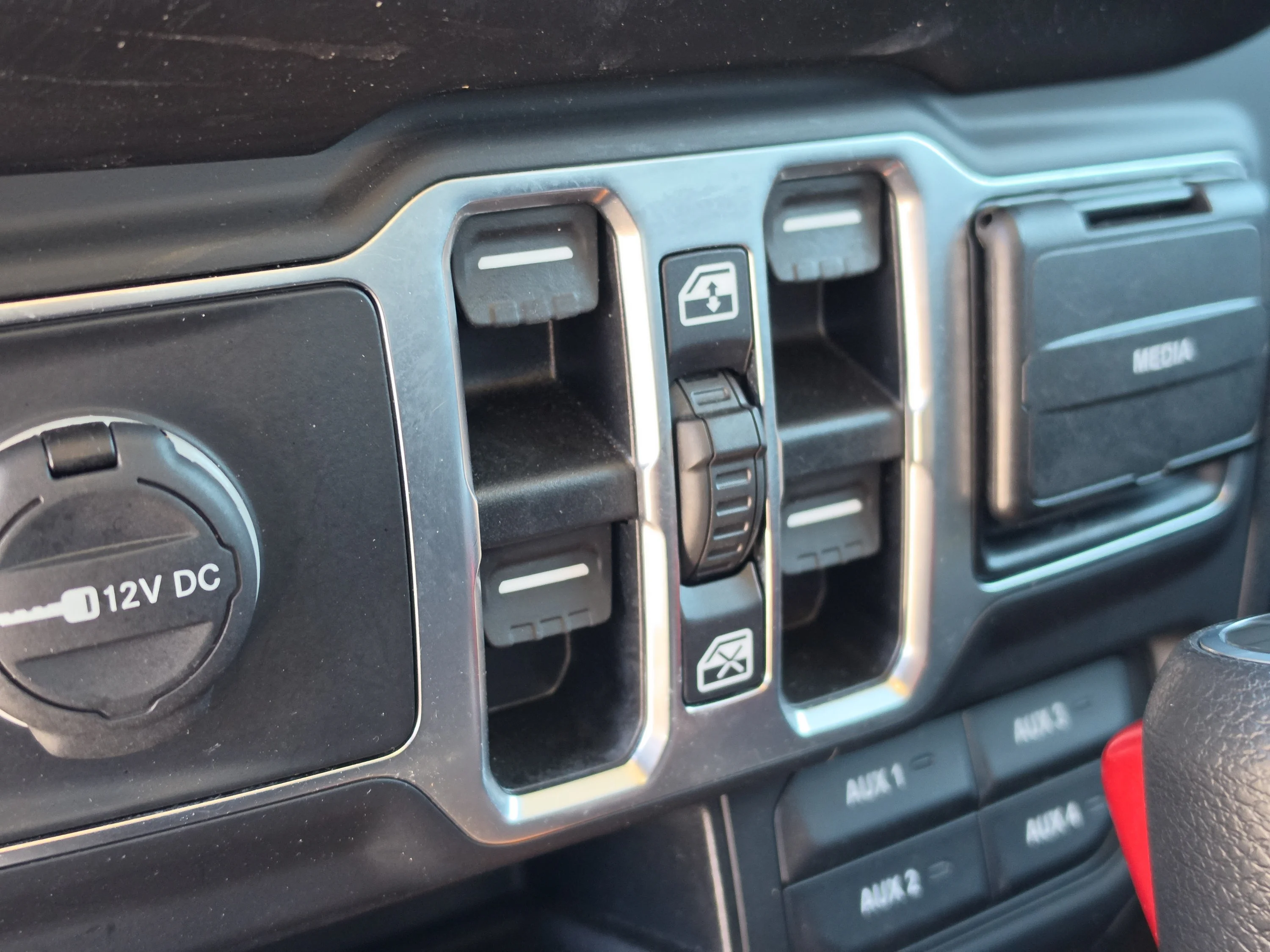 Used 2020 Sting-Gray Clearcoat Jeep Sport S image 25