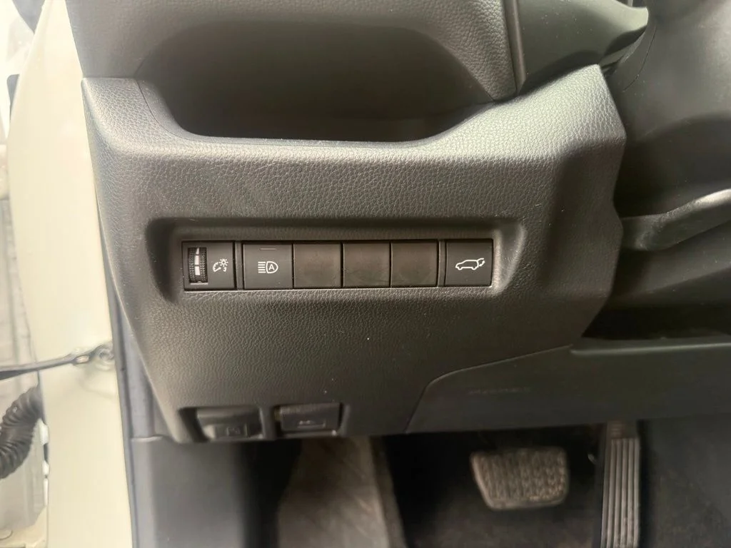 Used 2019 White Toyota XLE image 12