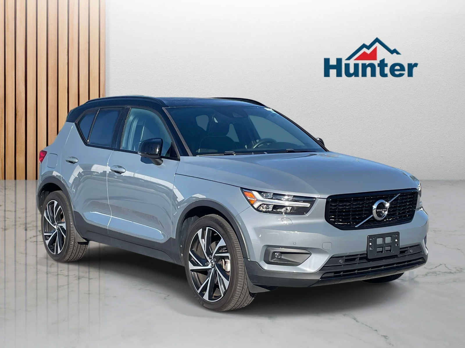 Used 2021  Volvo R-Design image 1