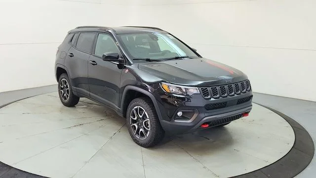 New 2026 Diamond Black Crystal Pearl-Coat Exterior Paint Jeep Trailhawk image 14