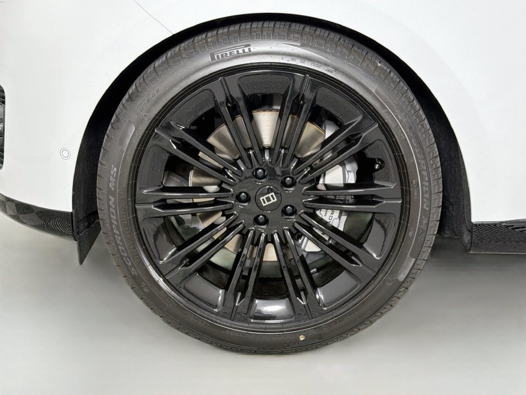 New 2027 Fuji White Land Rover SE image 33