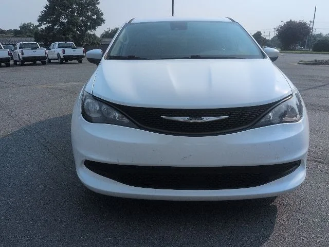 Used 2021 White Chrysler L image 2