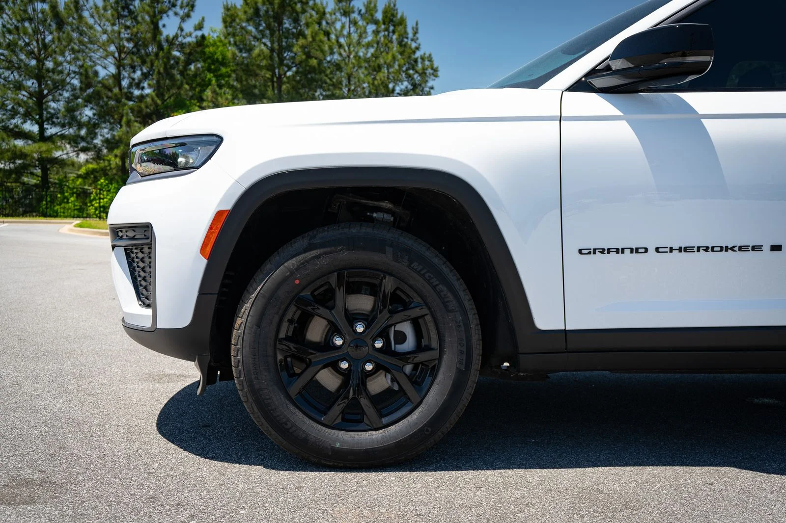 New 2026 Bright White Clear-Coat Exterior Paint Jeep Altitude image 4