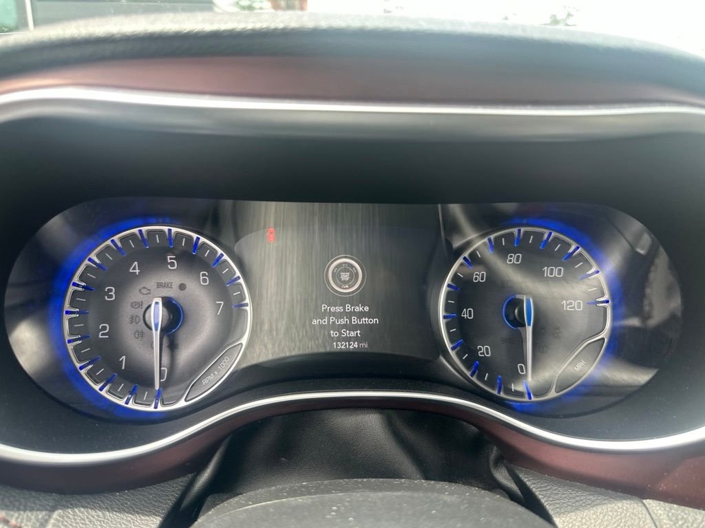 Used 2020 Silver Chrysler Limited image 2