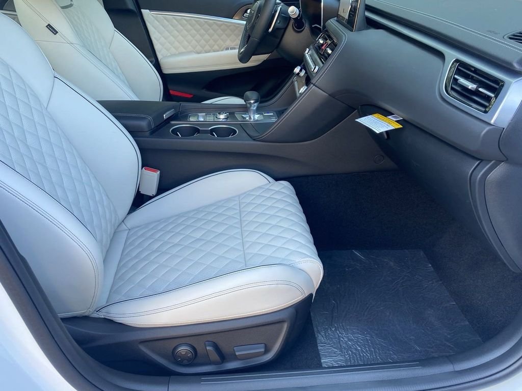 New 2025 White Genesis 3.3T SPORT PRESTIGE image 14