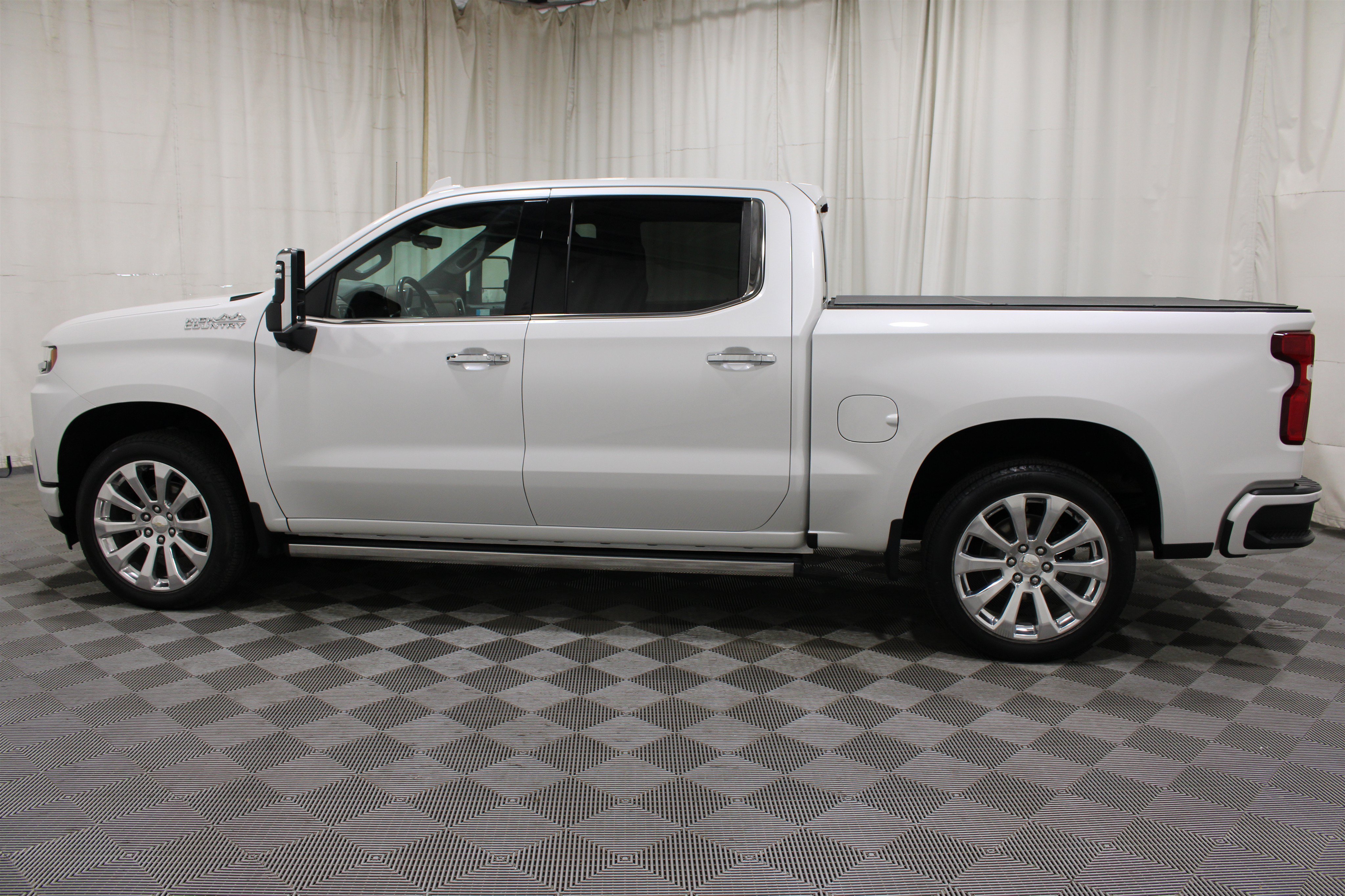 Used 2020 Iridescent Pearl Tricoat Chevrolet High Country image 33