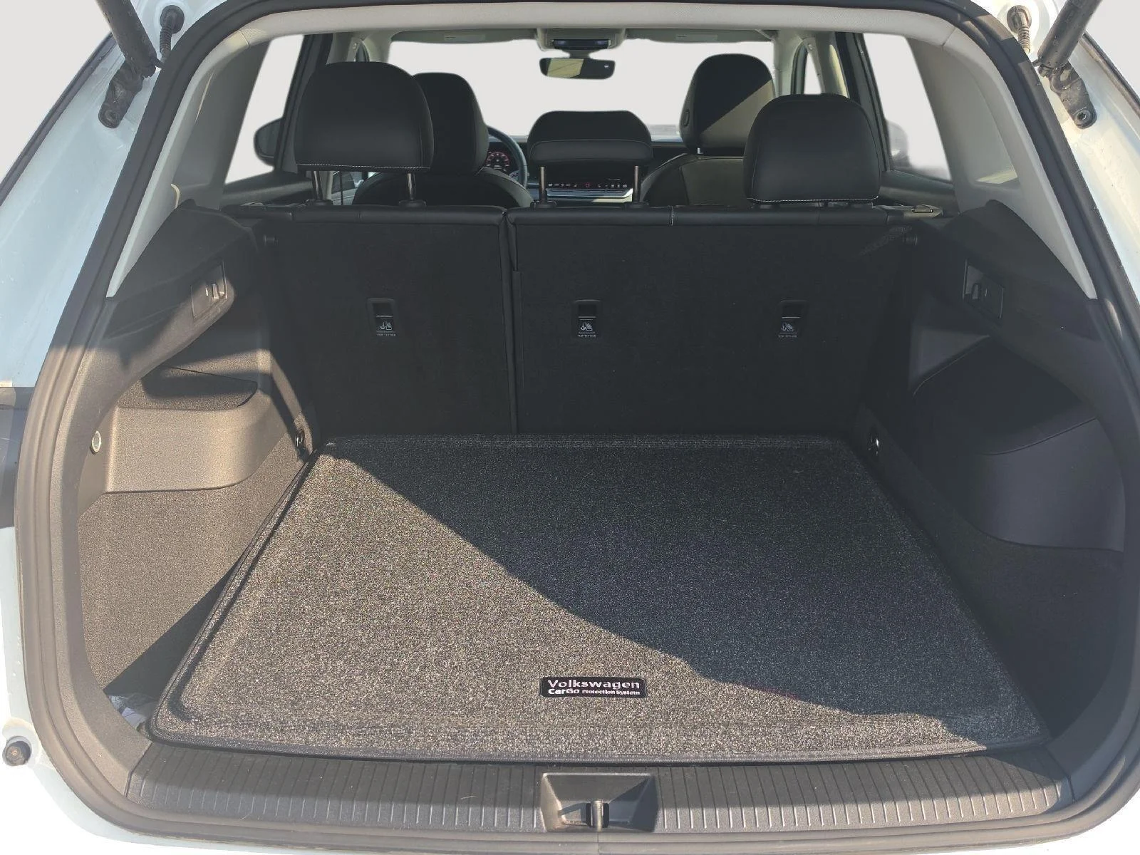 Certified Used 2025 WHITE Volkswagen SE image 9