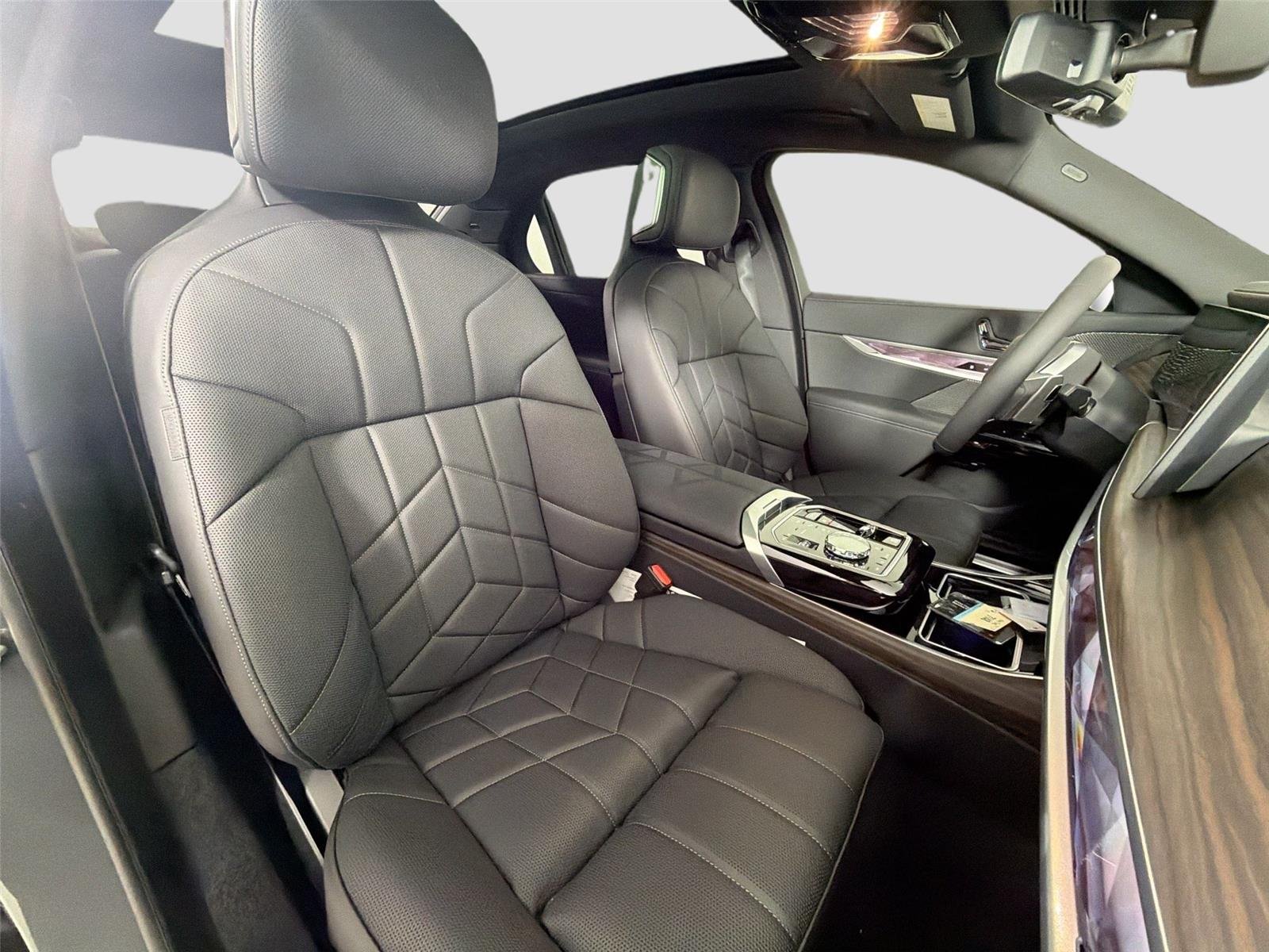 New 2026 Dravit Grey Metallic BMW 750e xDrive image 54