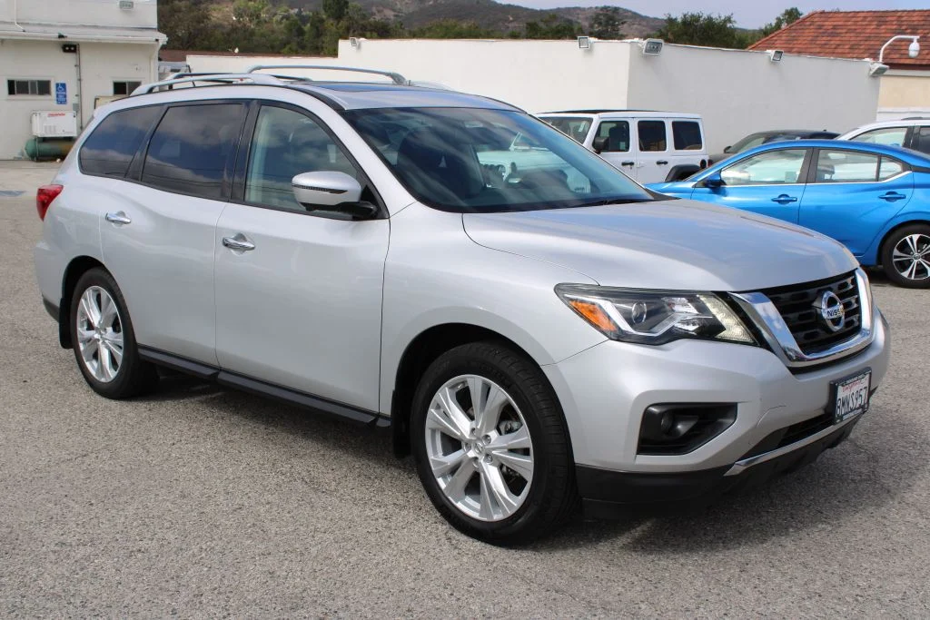 Used 2018 Silver Nissan SL image 3