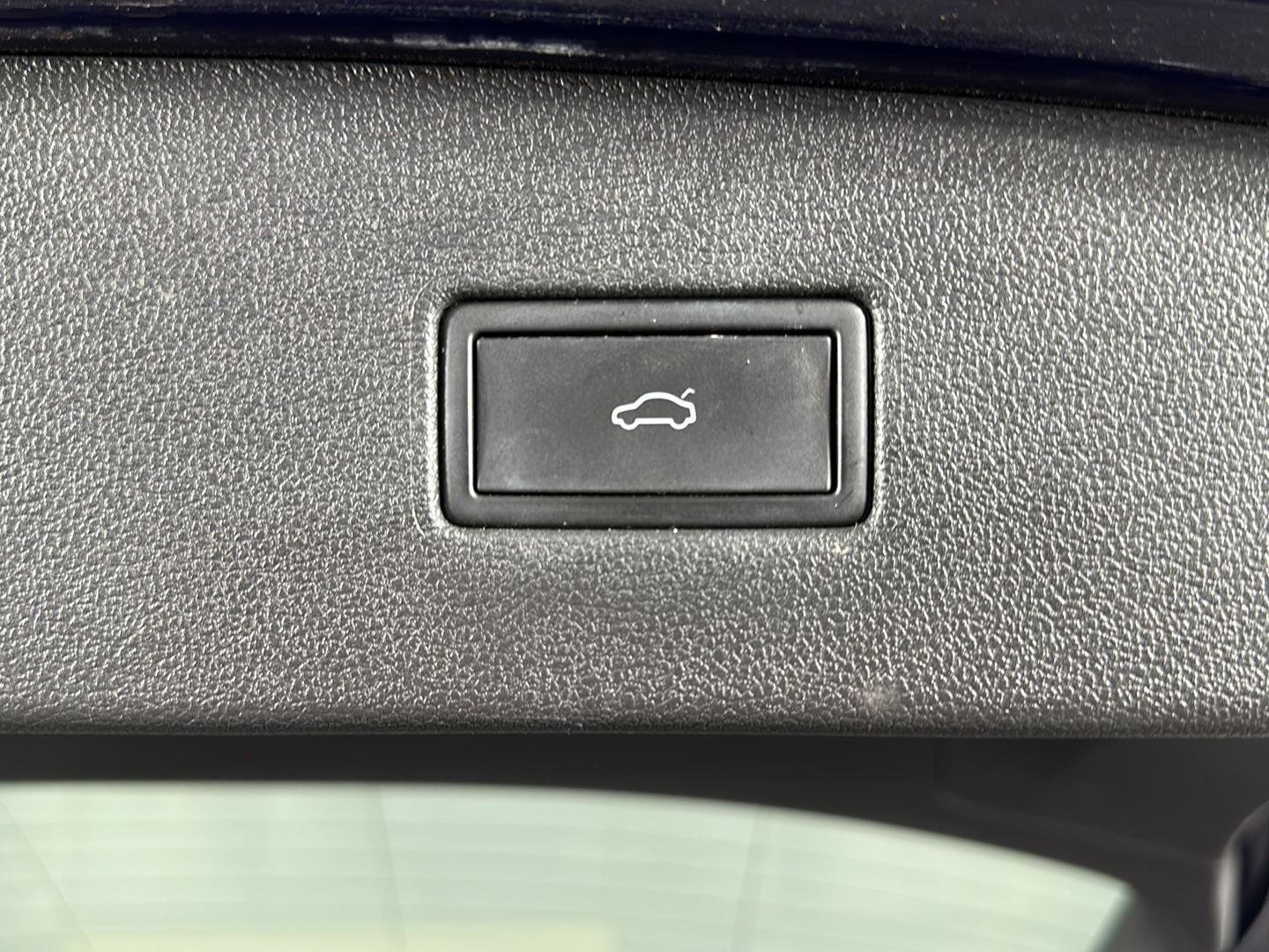 Used 2022 Atlantic Blue Metallic Volkswagen SE image 11