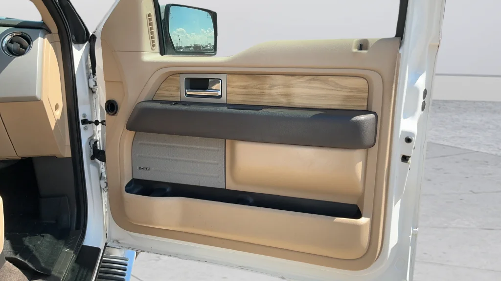 Used 2011 White Ford Lariat image 21