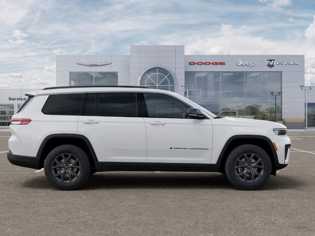 New 2027 Bright White Clear-Coat Paint Jeep Laredo Altitude image 21