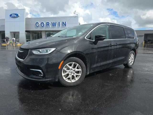 2023 Chrysler Pacifica Touring L's photo