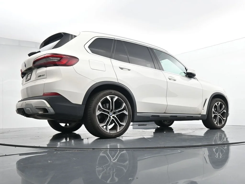 Used 2023 White BMW xDrive40i image 22