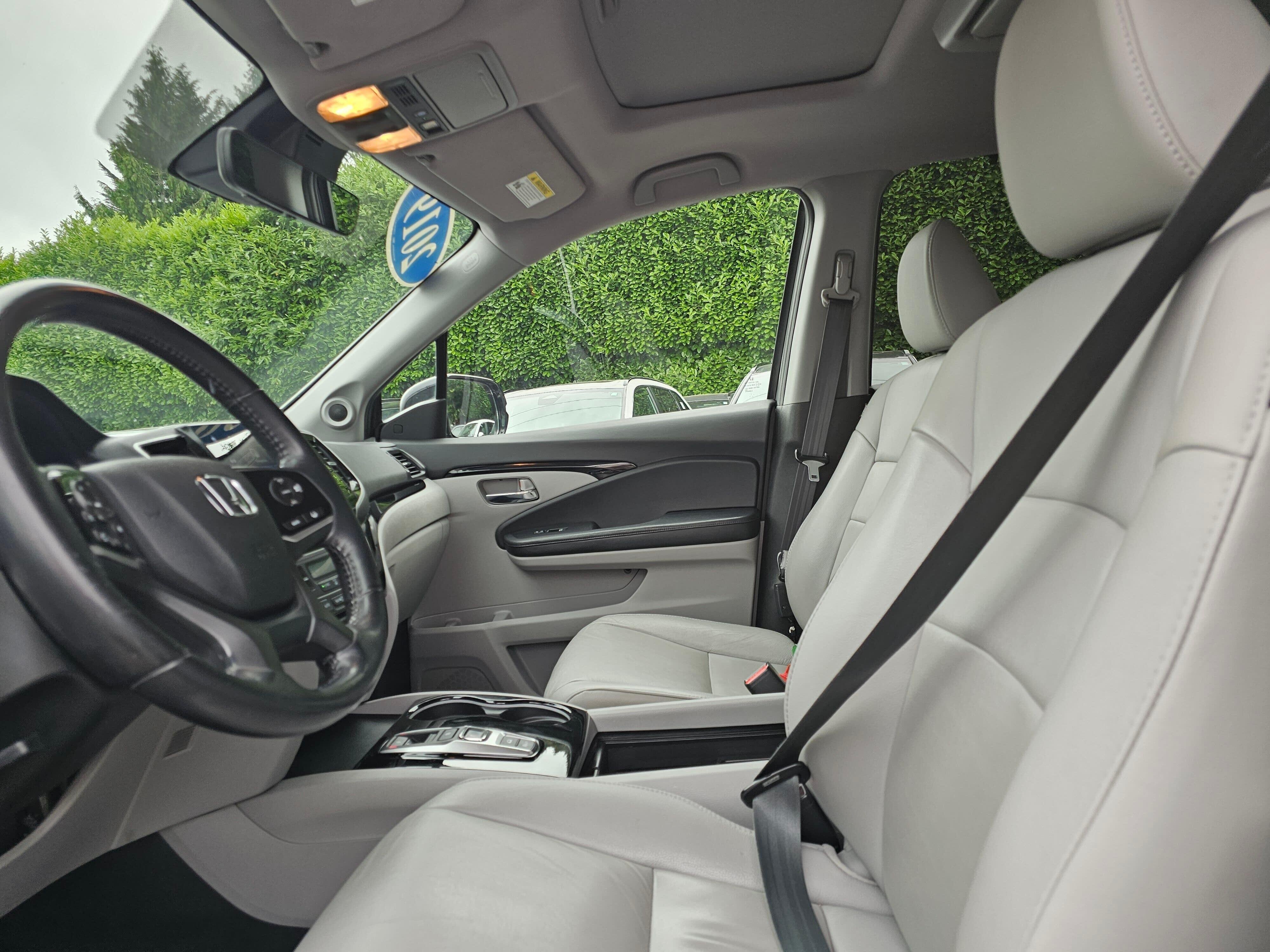 Used 2019 Modern Steel Metallic Honda Touring image 22