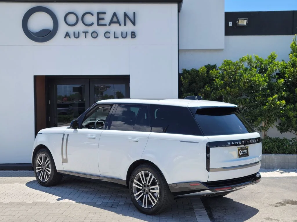 Used 2024 White Land Rover SE image 4