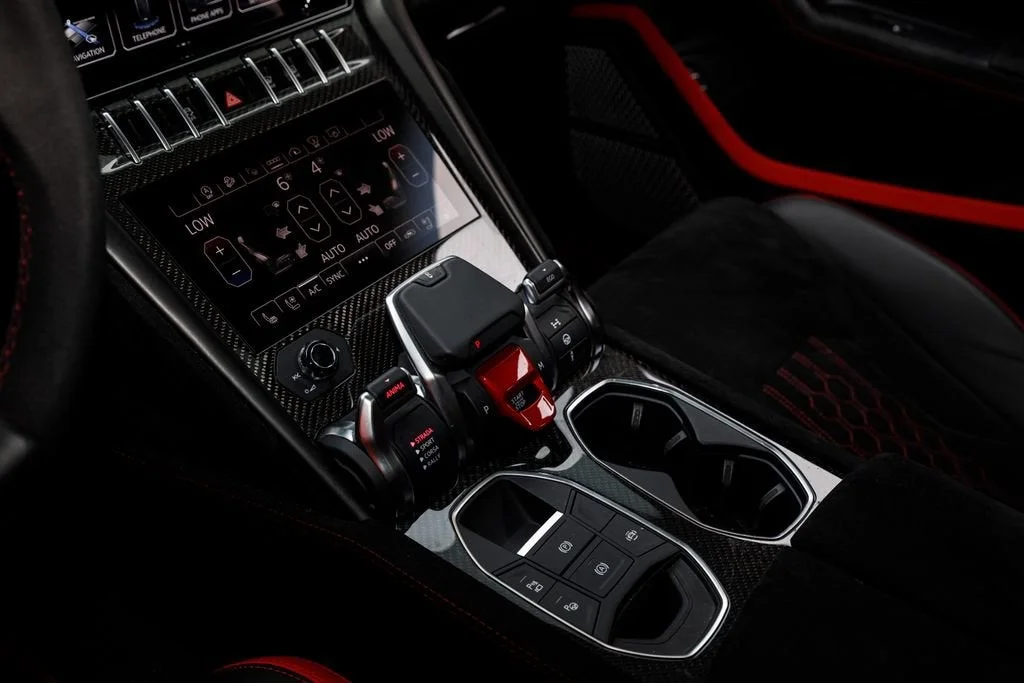 Used 2024 White Lamborghini Performante image 33