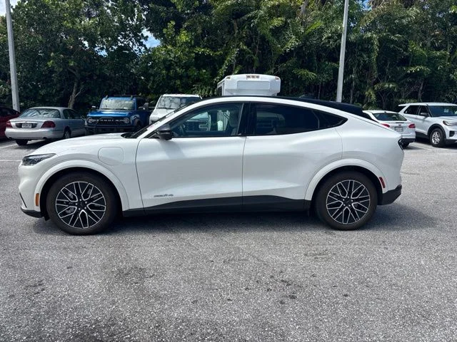 Used 2025 White Metallic Ford Premium image 4