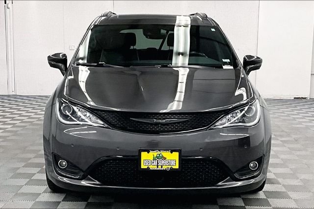 Used 2018 Granite Crystal Metallic Clearcoat Chrysler Limited image 4