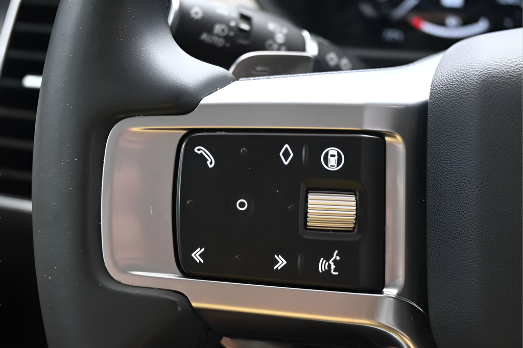 Certified Used 2025 Black Land Rover Dynamic SE image 20