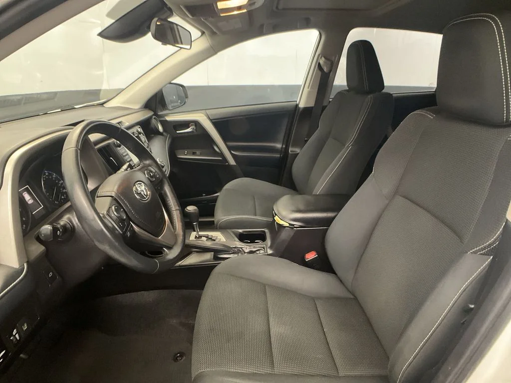 Used 2018 Super White Toyota XLE image 31
