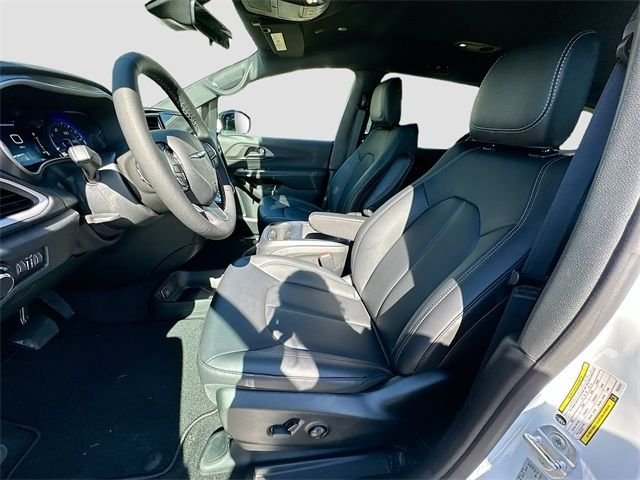 New 2026 Bright White Clear-Coat Exterior Paint Chrysler LX image 14