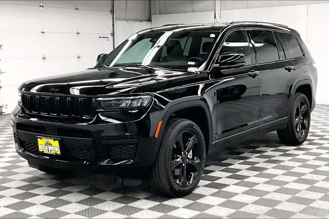 Used 2025 Diamond Black Crystal Pearlcoat Jeep Altitude image 12