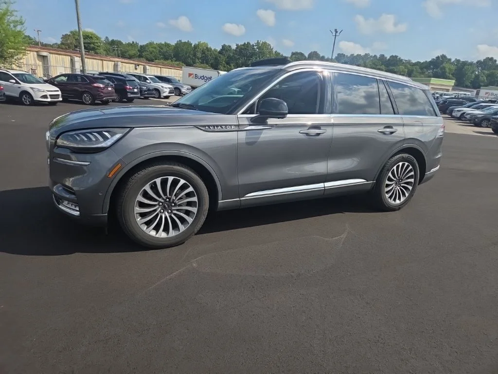 Used 2021 Gray Lincoln Reserve image 4
