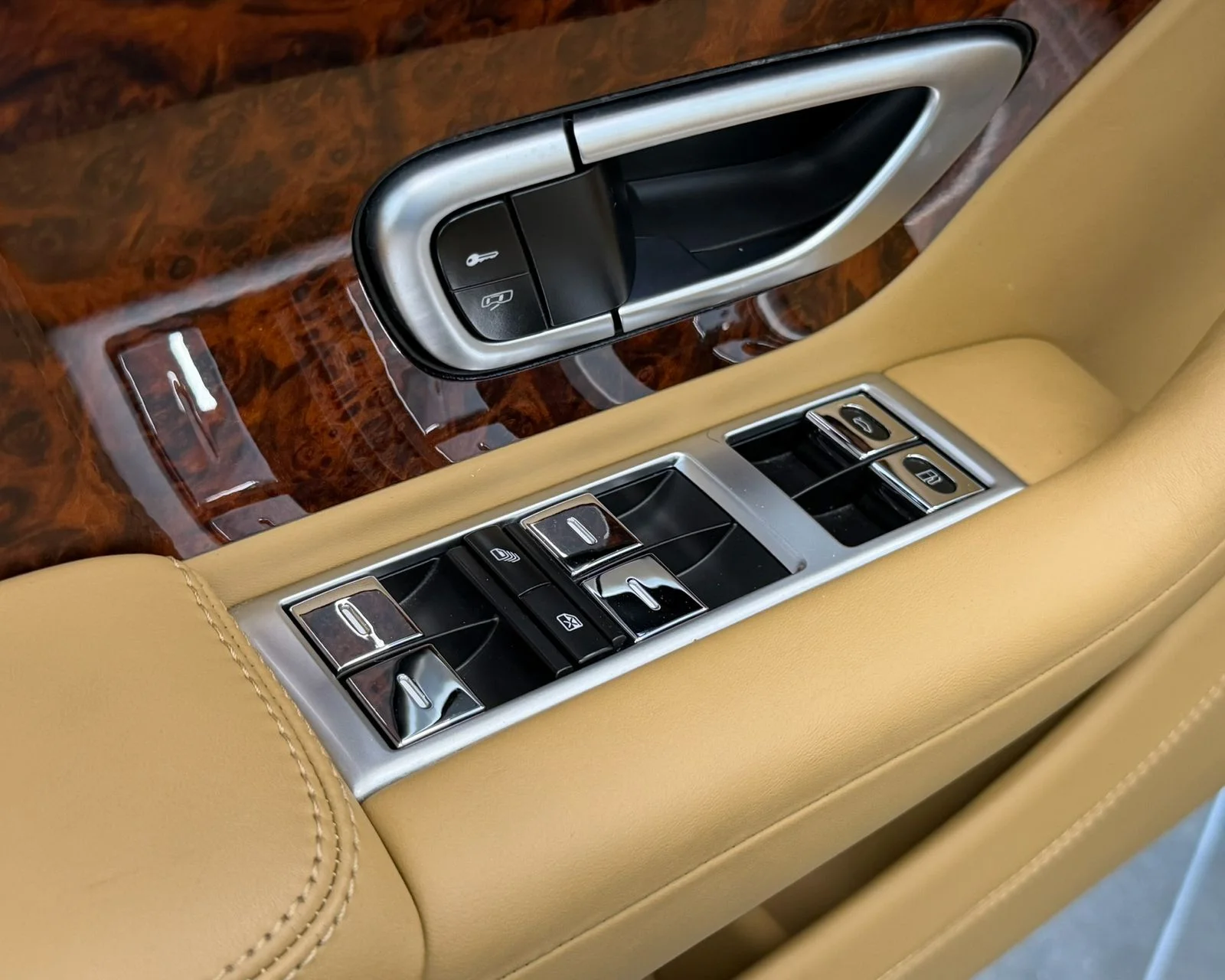 Used 2014 Black Bentley Base image 14