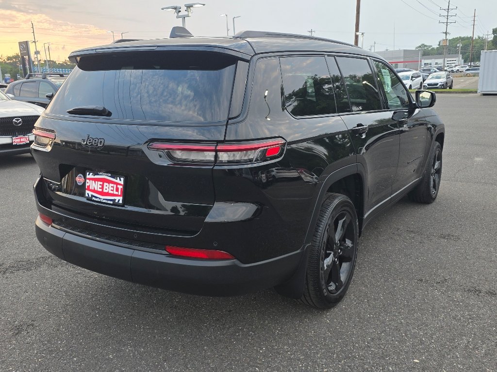 Certified Used 2023 Diamond Black Crystal Pearl Coat Jeep Altitude X image 16