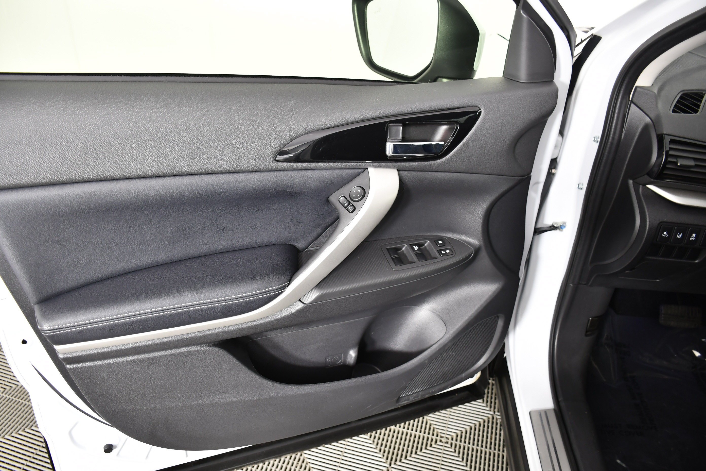 Used 2023 White Diamond Mitsubishi SE image 34