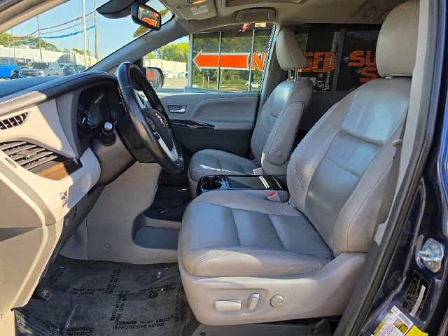 Used 2018 Beige Toyota XLE image 21