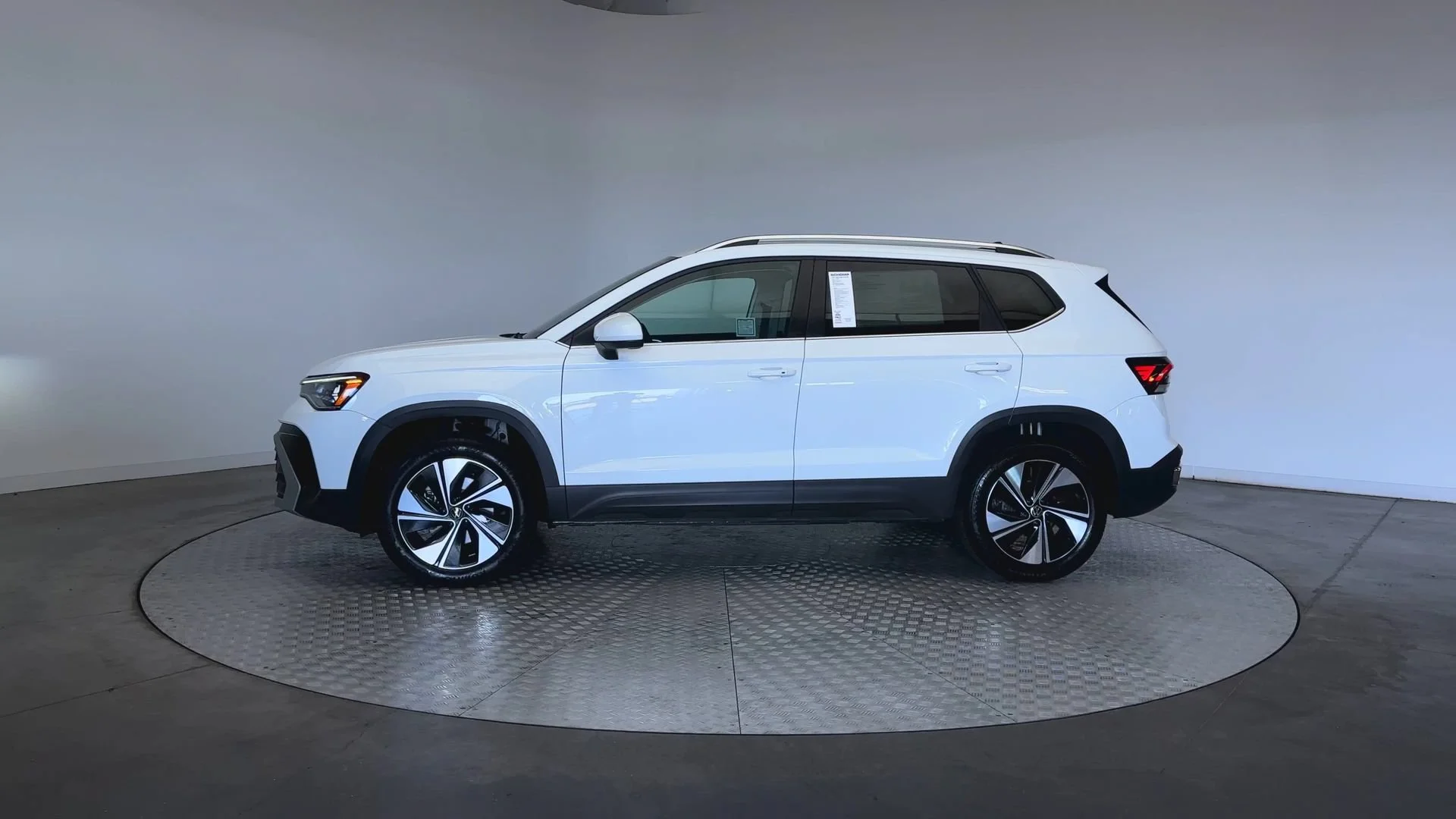 Used 2025 Pure White Volkswagen SE image 5