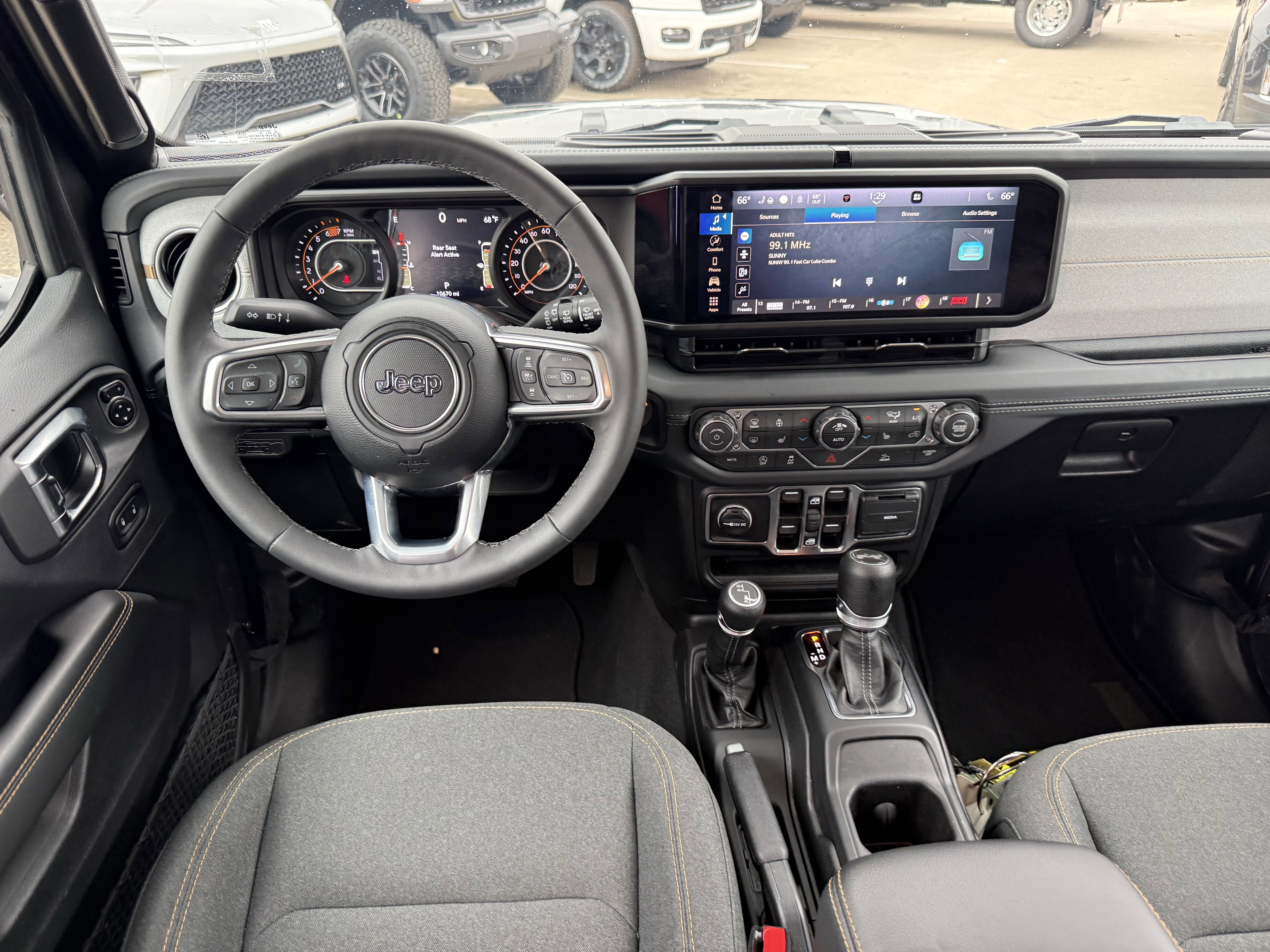 Used 2025 Granite Crystal Metallic Clearcoat Jeep  image 14