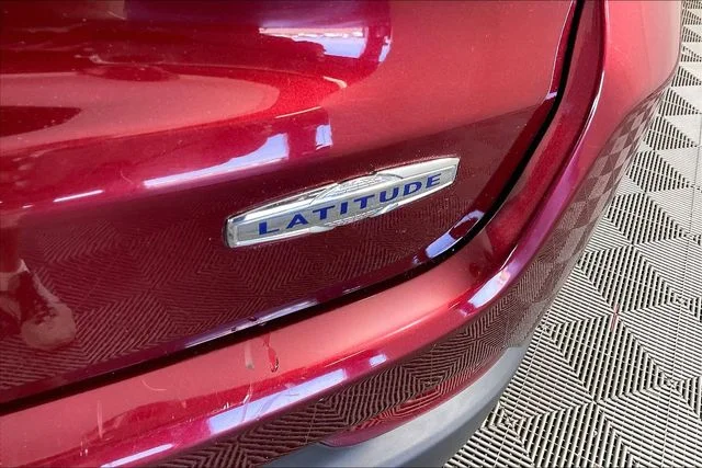 Used 2022 Red Jeep Latitude image 19