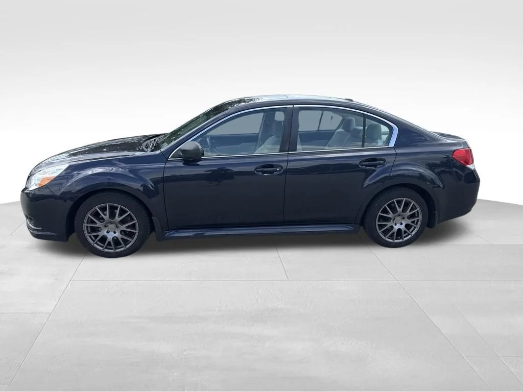 Used 2012  Subaru 2.5i image 2