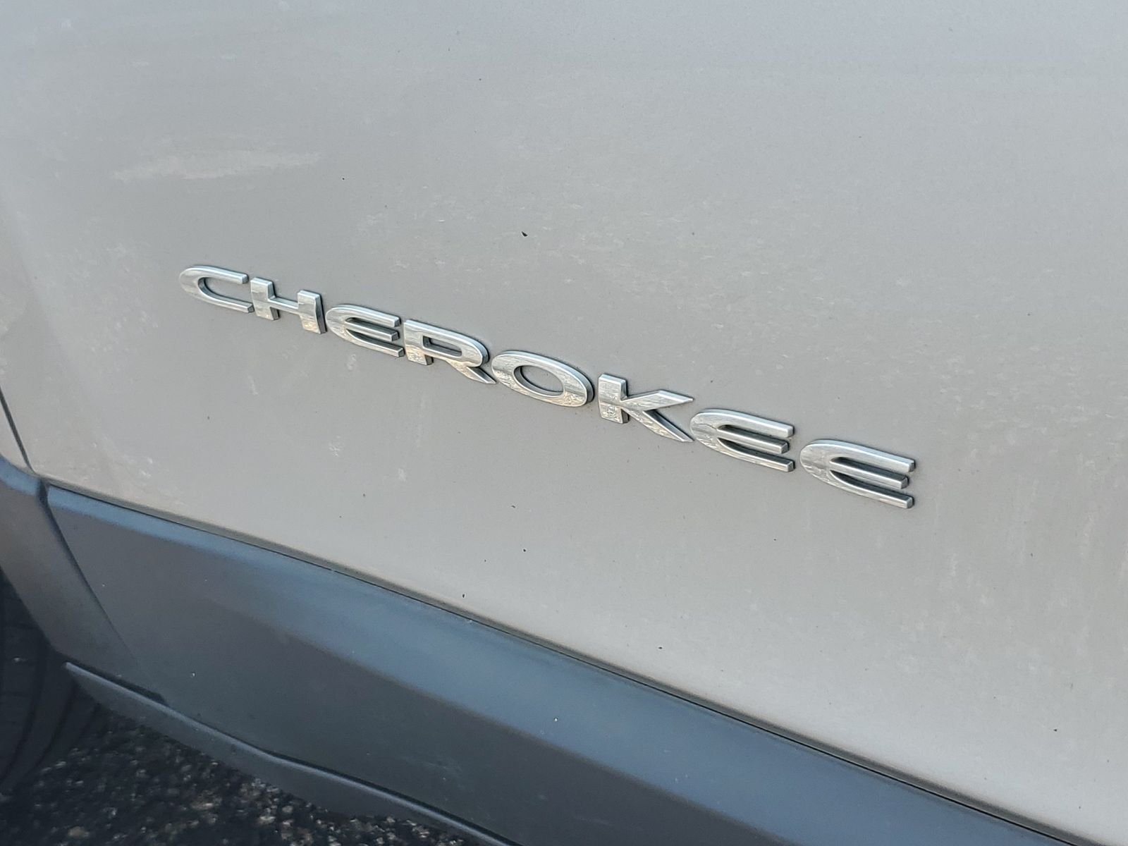 Used 2015 Silver Jeep Latitude image 22