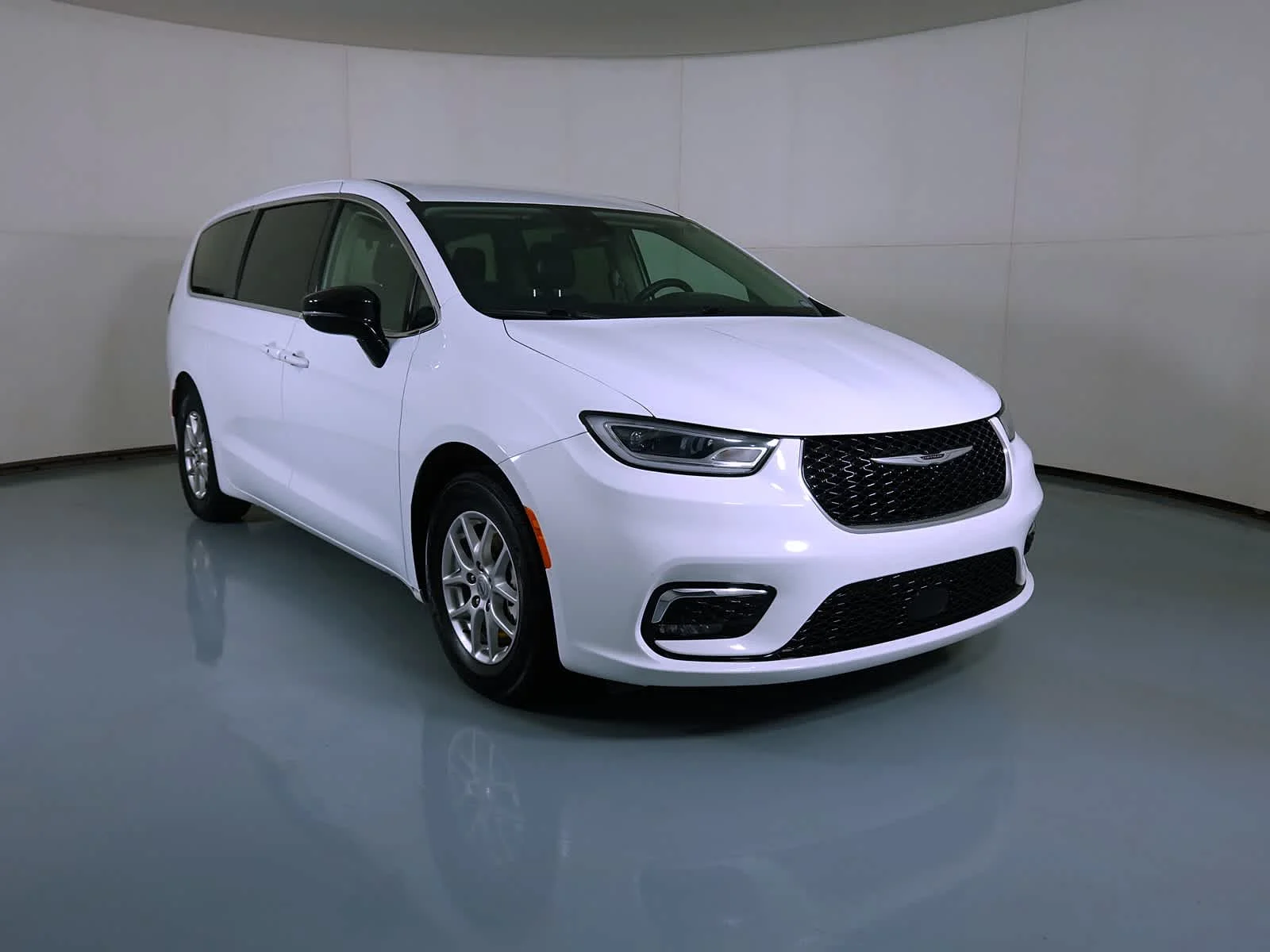 2024 Chrysler Pacifica Touring L's photo