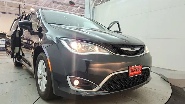 Used 2017 Black Chrysler Touring L image 22