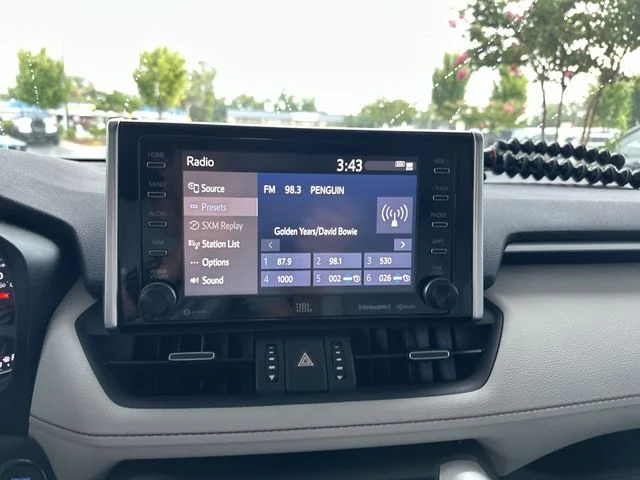 Used 2020 Gray Toyota XLE Premium image 17